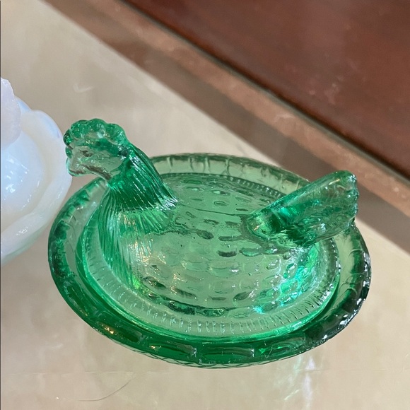 White and Green Glass Hen mini salt cellars - Picture 2 of 5